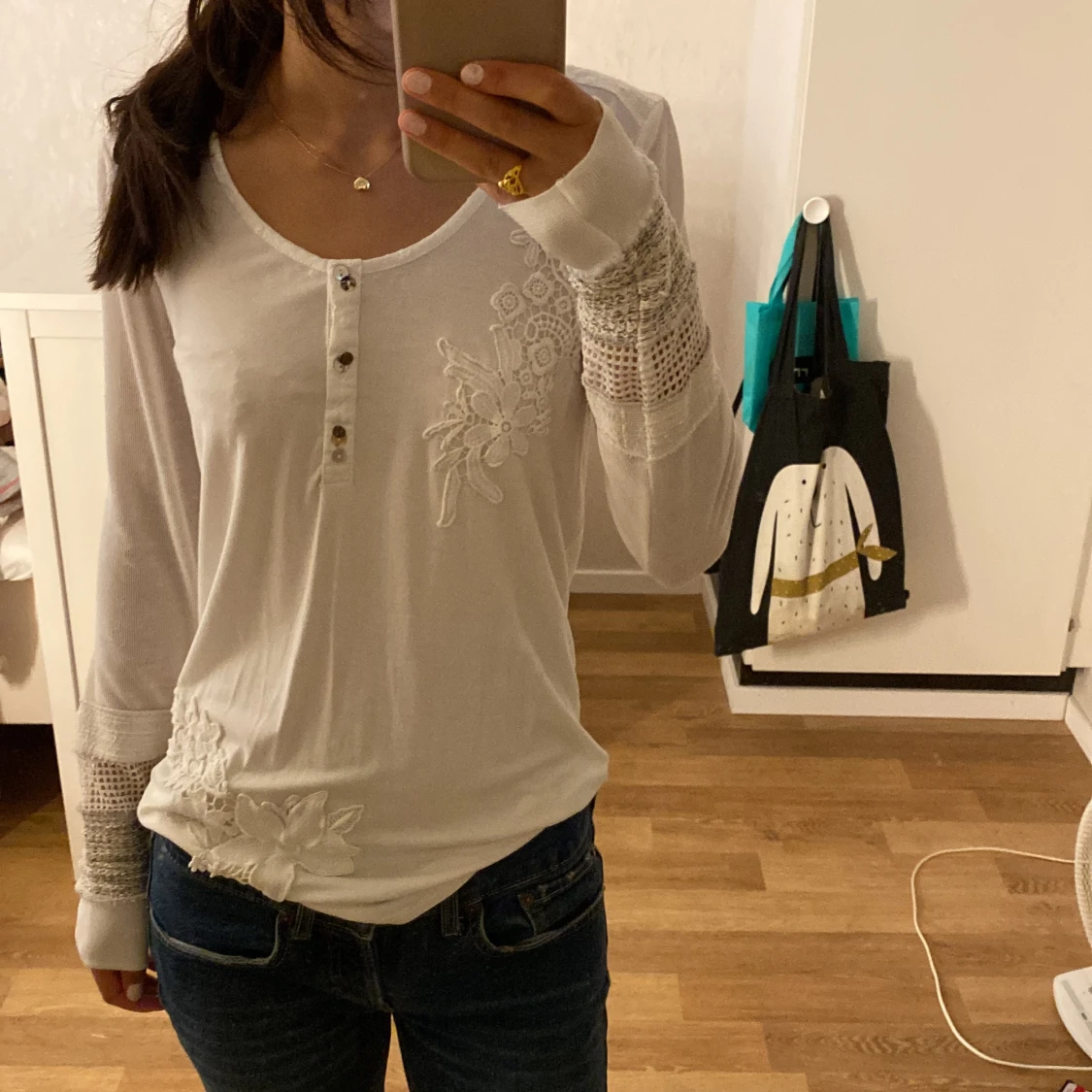 Vit långärmad topp med spets  - 3