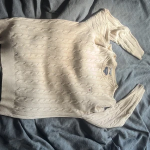 Stickad gant tröja - Långärmad stickad gant tröja. Färg beige. Storlek M. Bra skick