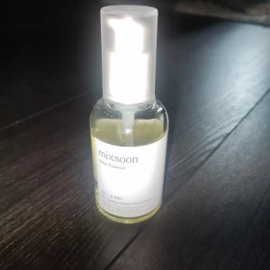 Mixsoon Bean Essence 50ml - Mixsoon Bean Essence är en genomskinlig, lättflytande essence i en stilren glasflaska med vit pump och lock. Innehåller 50 ml och är perfekt för att ge huden extra fukt och lyster. Passar dig som gillar koreansk hudvård och vill boosta din glow. Använd några fåtal gånger, ni ser hur mycket som är kvar i flaskan. Skulle tippa på att det är 40 ml kvar.