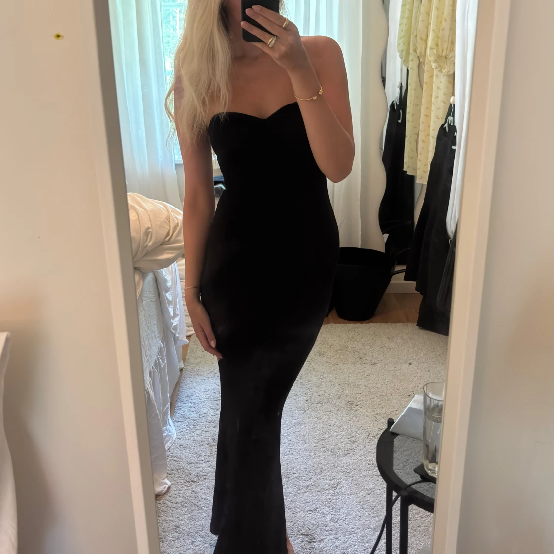 Svart axelbandslös långklänning