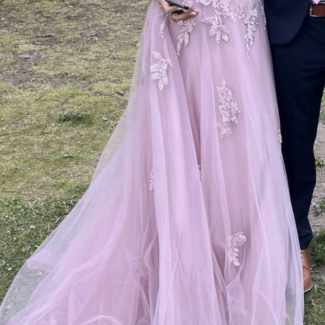 Ljusrosa långklänning med spetsdetaljer