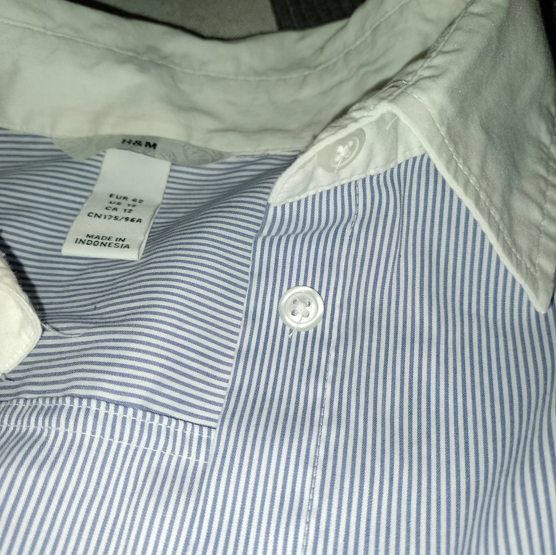 Randig skjorta från H&M med vit krage - 1