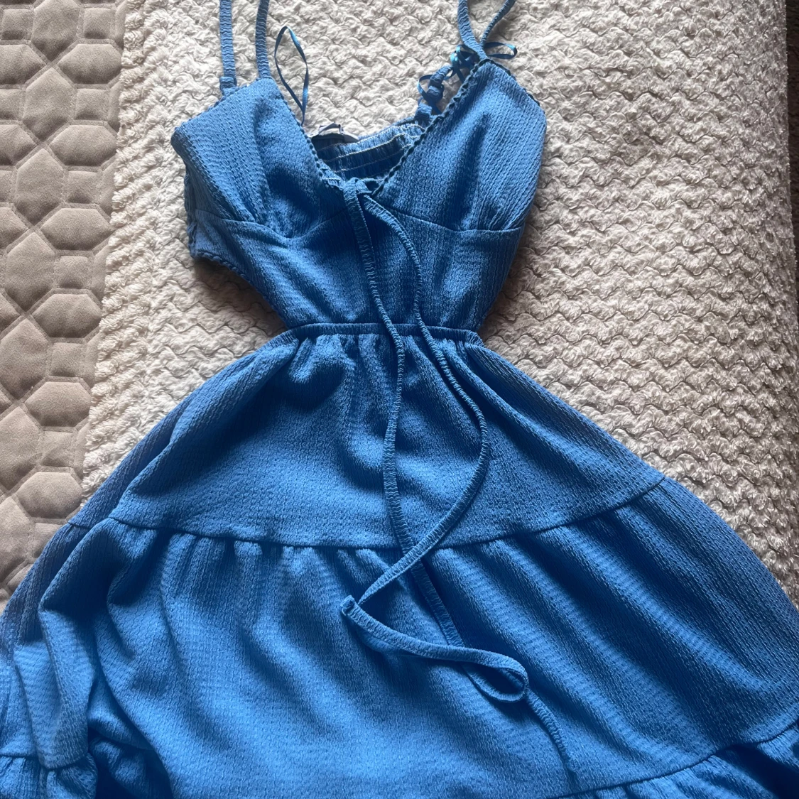 Blå kortklänning med cut out och snörning