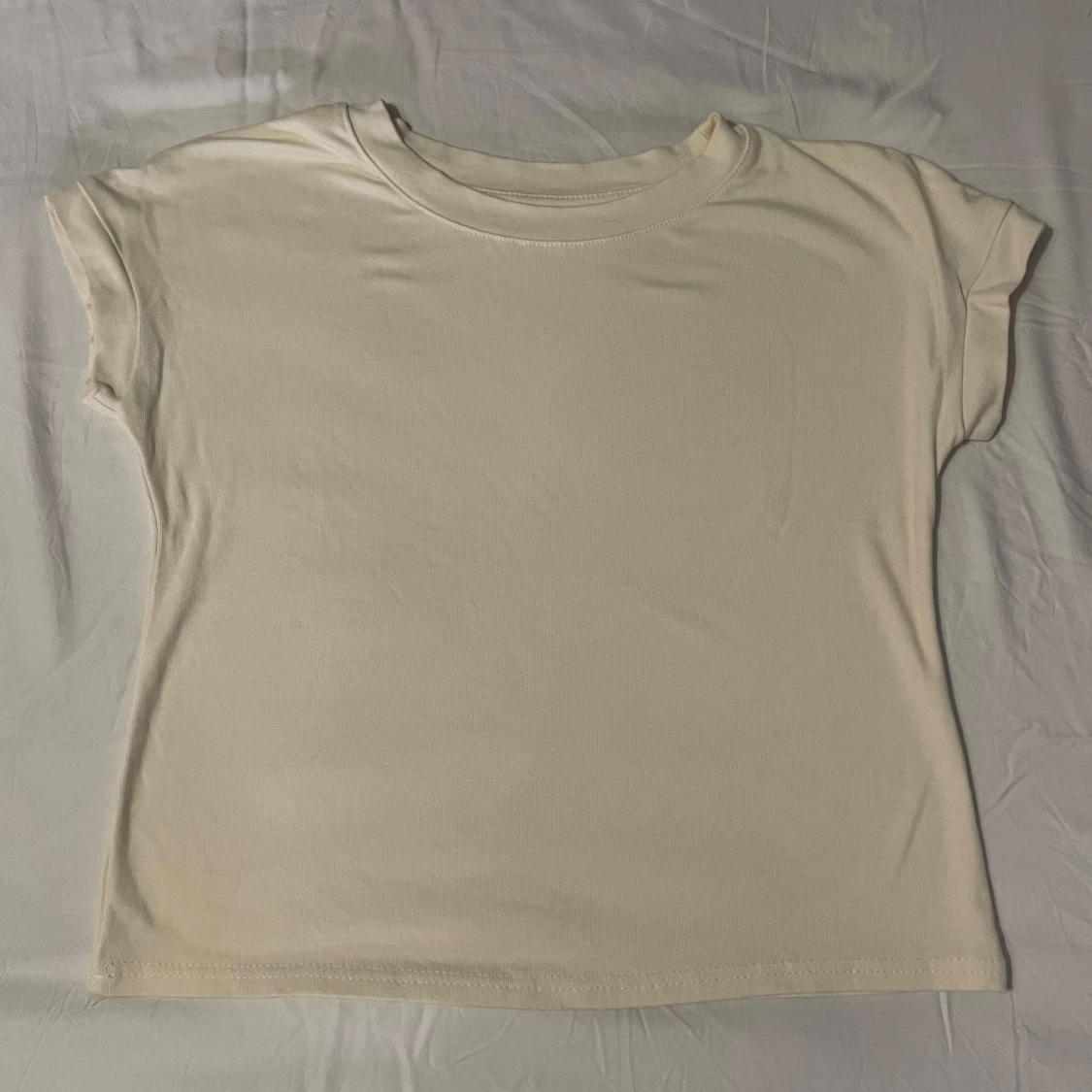 Ljusgul t-shirt  - 1