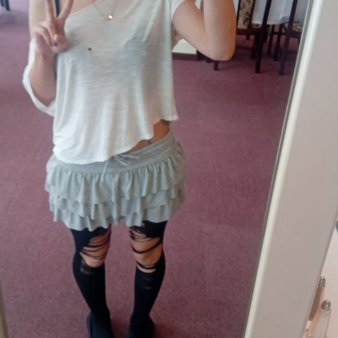 Grå volangkjol med knyt i midjan