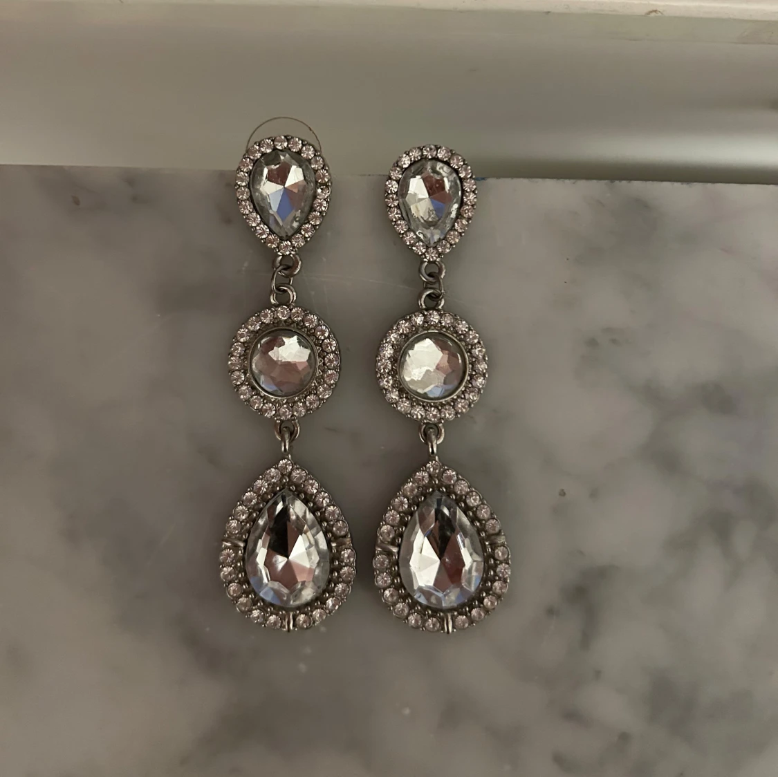 Glittriga silverfärgade örhängen