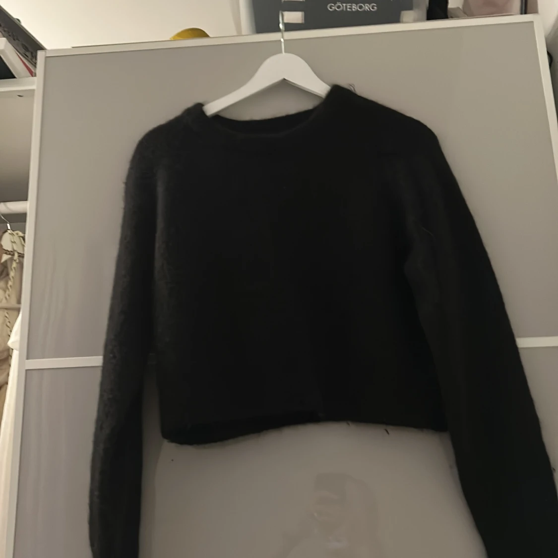 Svart croppad stickad tröja