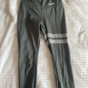 Stronger tights - Mörkgröna stronger tights i storlek XS, lite slitage på de vita strecken men i övrigt i väldigt gott skick.