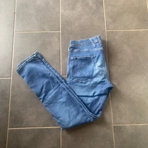 Replay Anbass - Säljer ett par blå Replay Anbass Hyperflex jeans.   | Strl: W33 ( men sitter som W30) L32   |   Passform: Slim fit   |   Skick:9/10  |   Om du har någon fråga så är det bara att höra av sig! Skickar gärna fler bilder eller mått. Kan gå ner i pris vid snabb och smidig affär.