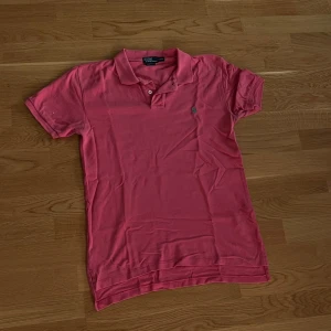 Ralph lauren polo pike  - Tja! Jag säljer denna riktigt snygga rosa piké från Ralph lauren som är i väldigt bra skick och går för ett riktigt bra pris 🔥😮‍💨vid frågor och funderingar är det bara att skicka ett litet meddelande 😇pris går alltid att diskuteras
