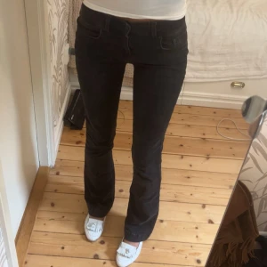 Svarta jeans från LTB - Säljer ett par svarta bootcut jeans från LTB, modell Fallon. Jeansen är mid men sitter mer som low på. De är endast använda 3 ggr därav i mycket bra skick! Nypris 800kr. För mer frågor skriv💖Mått: W25, L32