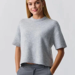 Stickad tröja från Gina  - Supermjuk grå stickad tröja från Gina med korta ärmar. Som ny använd Max 2 gånger.