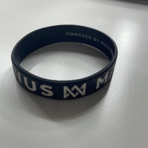 Svart Marcus & Martinus ameband  - Supersnyggt, säljer även vitt separat🥰