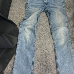 Perfect Jeans från Gina Tricot ljusblå - Säljer ett par ljusblå Jeans från Gina Tricot. Bootcut och normal passform. Jeansen har en tvättad look.