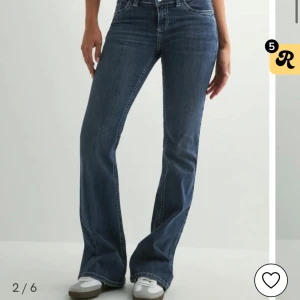 Mörkblåa low waist bootcut jeans från Nelly  - Mörkblåa low waist bootcut jeans från Nelly med broderier på fickorna. Knappt använda, väldigt bra skick. Storlek 36