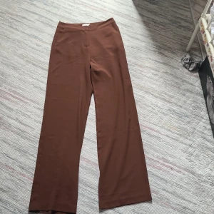 Bruna Högmidjade Kostymbyxor  - Dessa bruna kostymbyxor har använda en eller två gånger, inte mer än så, så de är i mycket bra skick, de är 34/XS men på mig sitter det bra som har 36/S. Finns matchande kavaj till så om ni är intresserade för den så är det bara att höra av sig! Pris går såklart att diskuteras! 🎀