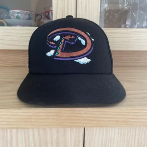 Fitted hat - Säljer en new era fitted hat modellen 59fifty. Det är storlek 7 på den så för någon med 55,8 cm omkrets runt huvudet. Den är i princip i nyskick då den endast är använd 2-3 gånger. Bara att höra av sig vid frågor eller funderingar!