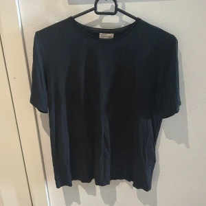 Svart T-shirt från By Malene Birger  - Svart T-shirt i jätte skönt material! Passar storlek xs och s🤍