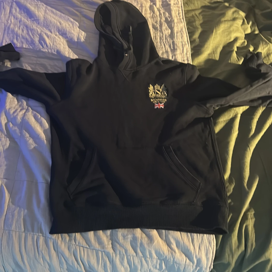 Svart hoodie från Morris med brodyr