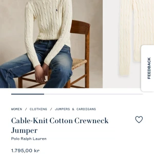 Vit kabelstickad tröja Polo Ralph Lauren - Kabelstickad vit tröja från Polo Ralph Lauren i 100% bomull. Klassisk rund halsringning, långärmad och med den ikoniska lilla broderade loggan på bröstet. Snygg ribbad kant vid ärmslut och nederkant. Perfekt till jeans eller kjol för en clean look.