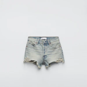 Blå slitna jeansshorts från Zara - Snygga ljusblå jeansshorts från Zara med slitna kanter och trasiga detaljer. Perfekta sommarshortsen men som inte kommer till användning längre💕💕 xs/32