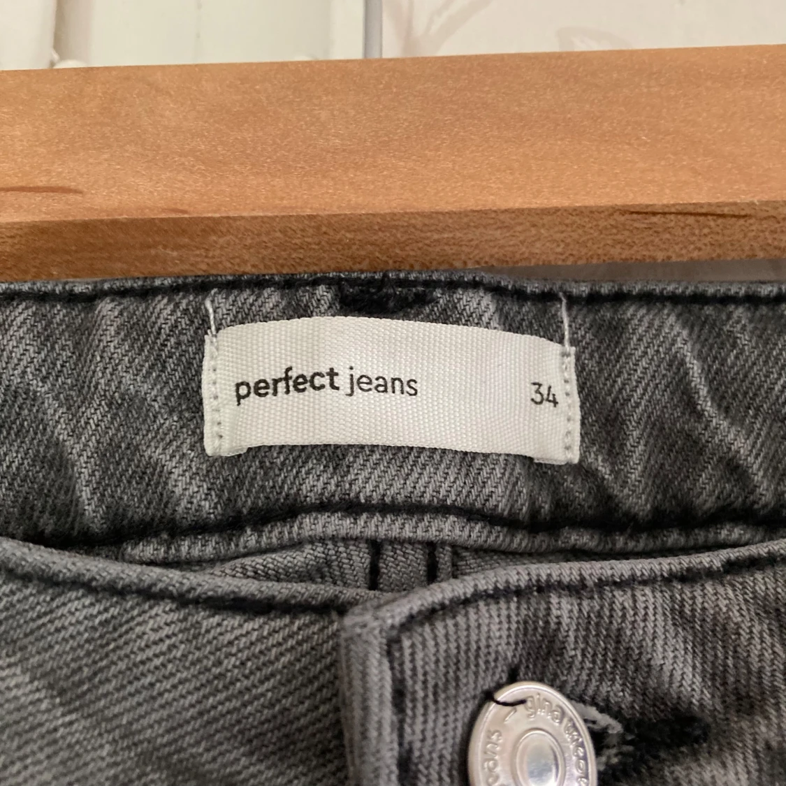 Grå jeans från Gina Tricot  - 3