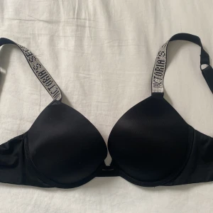 vs push-up bh i svart - Säljer en snygg svart push-up bh från Victoria's Secret med glittriga axelband. Storlek 70C i bra skick 