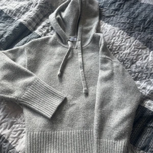 Grå hoodie från Zara - Den är väldigt använd men inte sliten. Lite noppig men inga andra synliga tecken. Den sticks lite då brukar ha ett linne under. Annars är den en jätte skön och mysig tröja. Köpt från Zara för 400