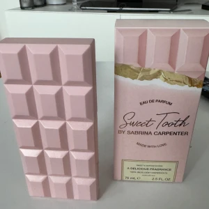 Sweet Tooth Eau de Parfum av Sabrina Carpenter - Säljer denna Sweet Tooth Eau de Parfum av Sabrina Carpenter då den ej används. Enbart testad🩷 Luktar super gott. Slut Online.  