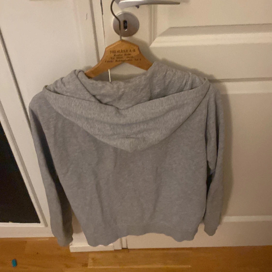 Grå hoodie från GANT - 1