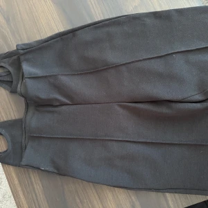 Svarta leggings från H&M - Säljer ett par svarta leggings från H&M. De är tillverkade i ett stretchigt material och har en tight passform. Perfekta för en bekväm och stilren look.