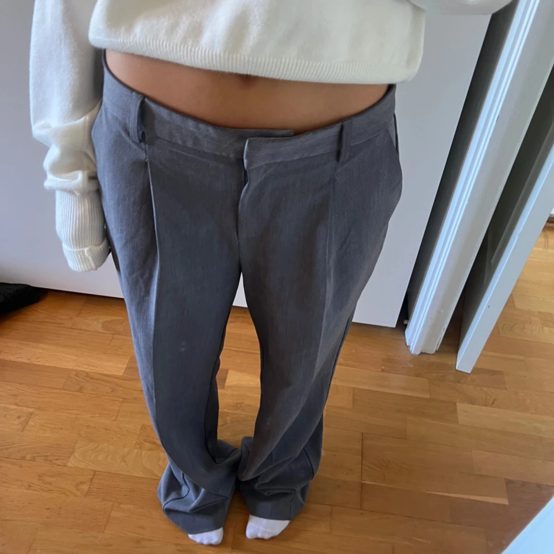 Gråa kostymbyxir