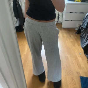 Lågmidjade mjukisbyxor  - Lågmidjade mjukisbyxor från Bikbok, Storlek S/36🤗