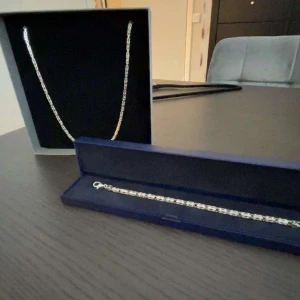 Kejsar länkar halsband och armband  - Säljer dessa två snygga armband och halsband ifrån kejsar länk. Äkta silver skriv för funderingar eller funderingar  