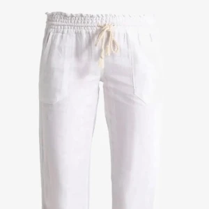 Vita Roxy linnebyxor med snörning - Snygga och bekväma vita linnebyxor med elastisk midja och snörning. Perfekta för en avslappnad stil. Byxorna har fickor både fram och bak. Säljer för 250 då jag har ett till par och dessa inte kommer till användning. 