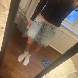 Jeanskjol i ljus denim - Trendig jeanskjol i ljus denim. Kjolen har en kort längd och midjemåttet är 37 cm rakt över💘