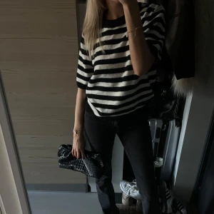 Stickad T-shirt - Stickad T-shirt från h&m, använd fåtal gånger och har inga defekter!🧡