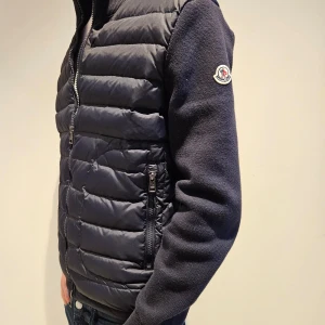 Moncler cardigan - En moncler cardigan i storlek 1=S inga defekter. Personen på bilden är 174 och väger 55. Med tags och fungerade nfc, självklart äkta. Hör av er för vidare information!