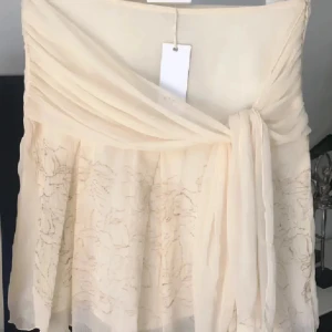 Beige kjol S/M - Elegant beige kjol .  Kjolen har en luftig och flödande passform som ger en romantisk känsla. Perfekt för sommarens alla tillfällen. 78 cm midja