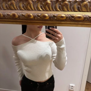 Vit ribbad offshoulder tröja - En stilren vit ribbad offshoulder tröja med långa ärmar och smala axelband, i storlek xs/s. 