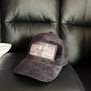 Svart trucker keps - Snygg svart keps med en cool patch framtill på Zlatan Ibrahimovic. Kepsen har en nätpanel baktill för extra ventilation och en justerbar rem för perfekt passform. Kepsen är näst intill oanvänd och köptes för 500kr så det är ett galet bra pris ifall fu frågar mig🙌🤩