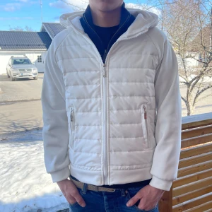 Stilren Vit Cardigan - Riktigt snygg vit cardigan, passar perfekt som vår eller sommarjacka nu när det blir varmare. Skriv vid minsta lilla fråga💯