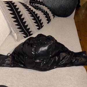 Moncler luva - En skada se på bild 3, Luvan är äkta men vet inte riktigt hur man ska bevisa det så skriv om du vet hur man gör!
