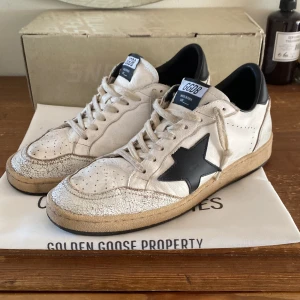 Golden Goose Ball Star Sneakers - Säljer ett par Golden Goose Ball Star i storlek 41. Allt på bilderna följer med vid köp. Skorna är i bra skick med små slitage 7/10. Priset är inte hugget i sten. Skriv för fler frågor!