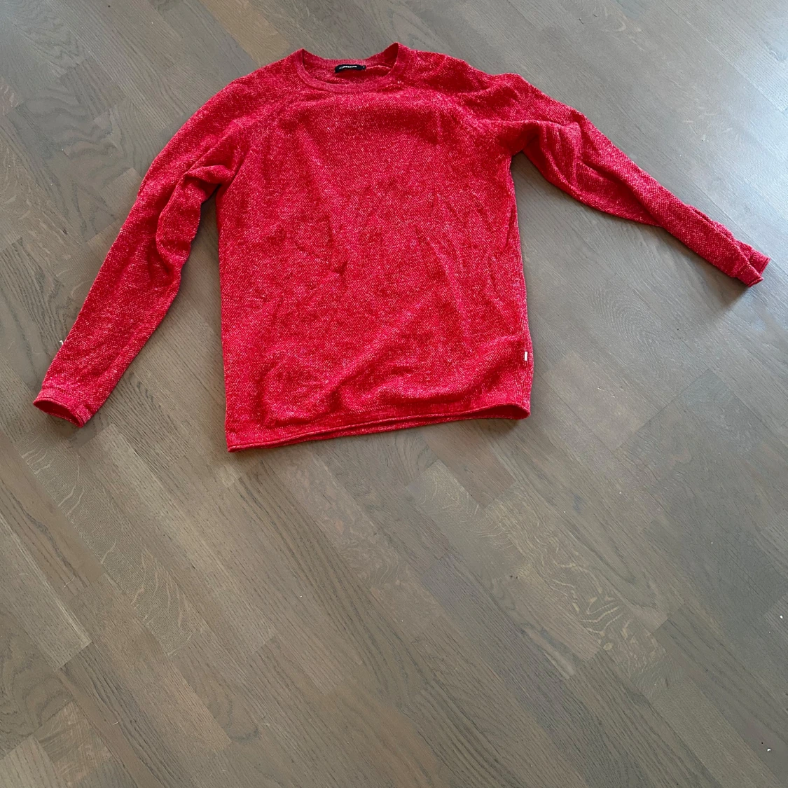 Röd tröja från J Lindeberg