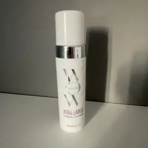 Säljer en flaska Color Wow Xtra Large Bombshell Volumizer. Den är nästan full har använts nån gång men använder inte lägre❤️