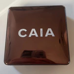 CAIA Glow Bronzer Antigua - Snygg bronzer från CAIA i nyansen Antigua. Kommer i en stilren brun förpackning med spegel. Perfekt för att ge ansiktet en solkysst look. Använd få gånger.
