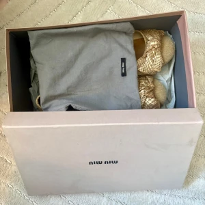 Miu miu ballerinaskor  - Sötaste ballerina skorna från Miu Miu. Det är använda och slitna där av priset!! Skriv privat om de finns några frågor❤️‍🔥 box och dustbag följer med. De är storlek 37,5 men passar 38 