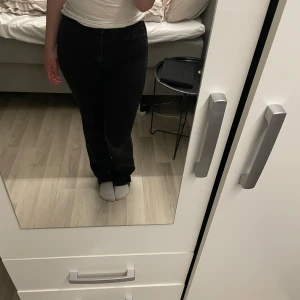 Svarta bootcut jeans - Snygga svarta bootcut jeans med hög midja. Lite urtvättade