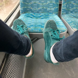 Gröna loubs  - Sällsynta loubs i grönt, storlek 42 men skulle säga det passar lite större, inga defekter. Endast skorna medföljer. Priset är inte hugget i sten 